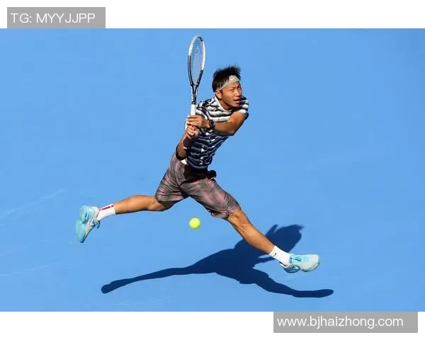 足球明星代言飞机广告精彩瞬间展现飞行梦想与运动激情